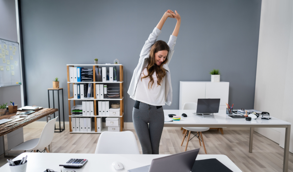 Žena protahující se v kanceláři